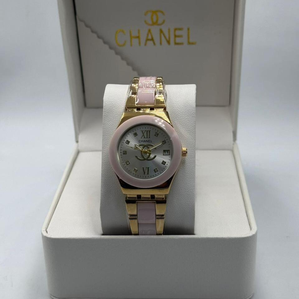 ساعة شانيل ذهبية فاخرة وسوار بلون وردي خزفي (شانيل).