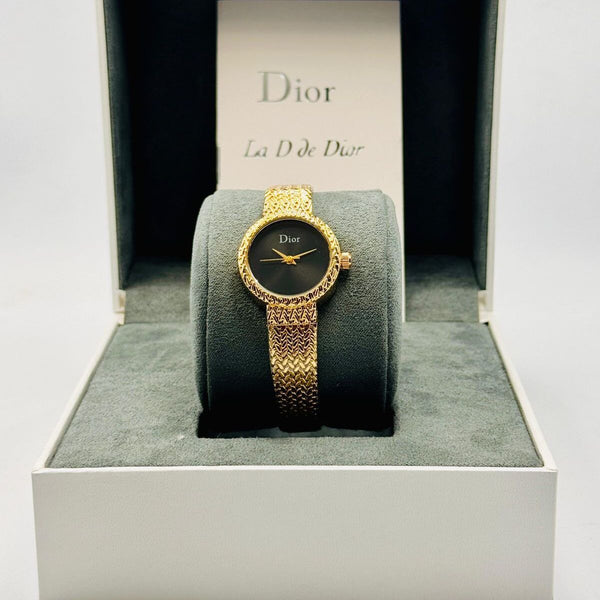 ساعة ديور نسائية فاخرة بسوار شبكي ومينا باللون الأسود أنيقة (Dior).