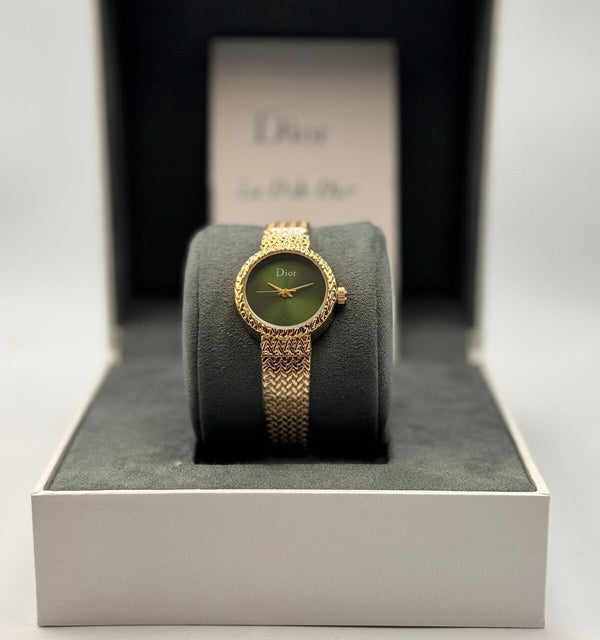 ساعة ديور ذهبية فاخرة بسوار شبكي ومينا باللون الأخضر (Dior).