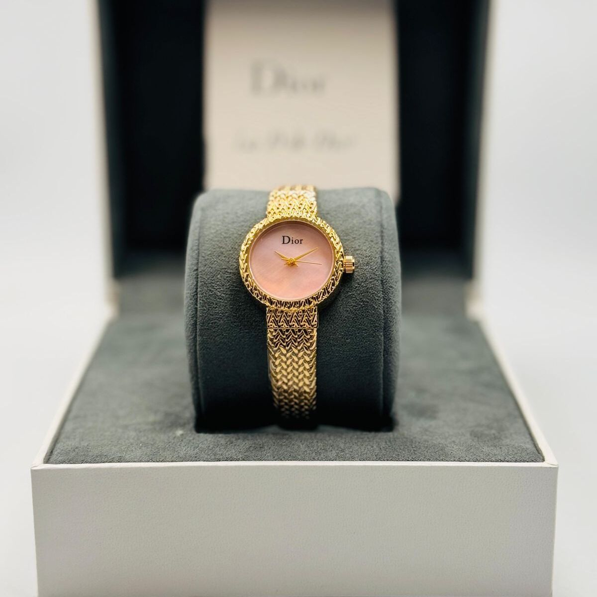 سيدة ذهبية فاخرة بسوار شبكي ومينا الوردي أنيقة (Dior)ساعة ديور